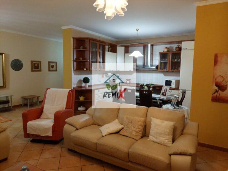 JEPET ME QERA APARTAMENT 2+1+2 PRANE RRUGES PORTIT , DURRËS