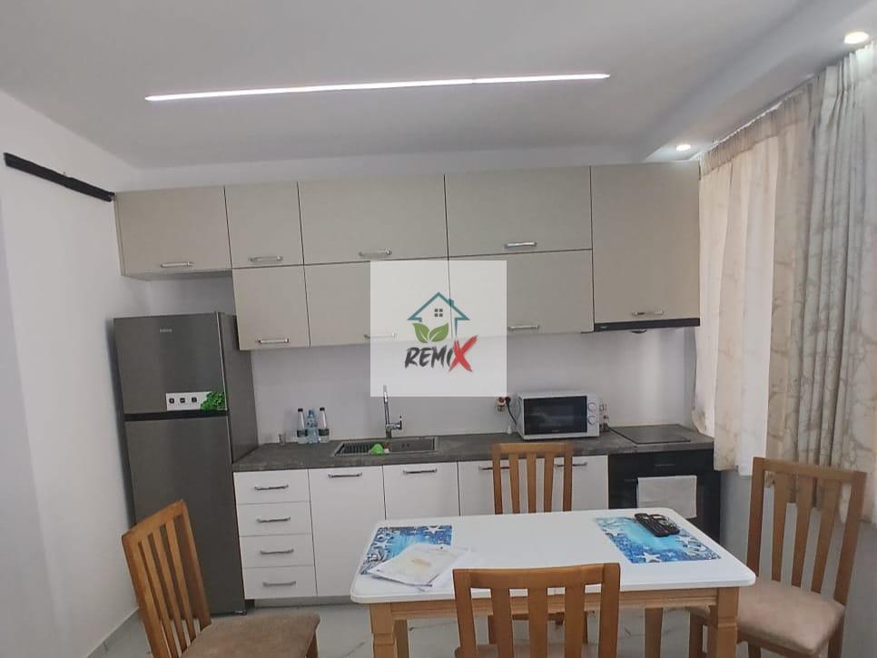 Shitet Apartament 1+1 prane Bashkise, Durres.